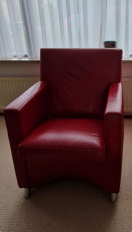 Image 1 of Dos sillones de diseño Leolux: comodidad y carácter en cuero rojo