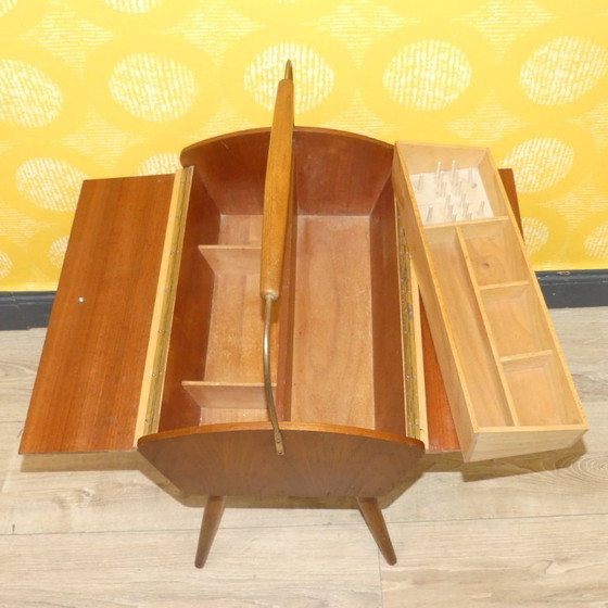 Image 1 of Panier à couture classique des années 50 Boîte à couture en bois sur pieds