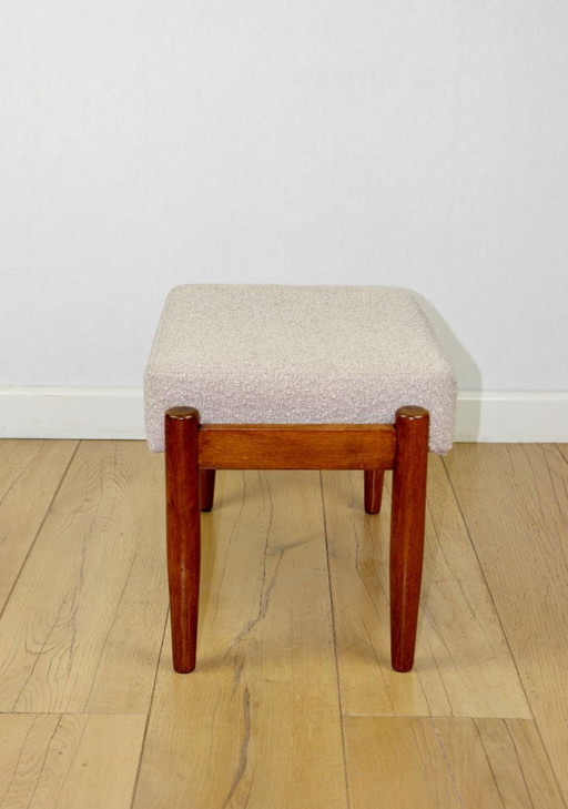Edmund Homa kruk met beige bouclé zitting en donkere poten.