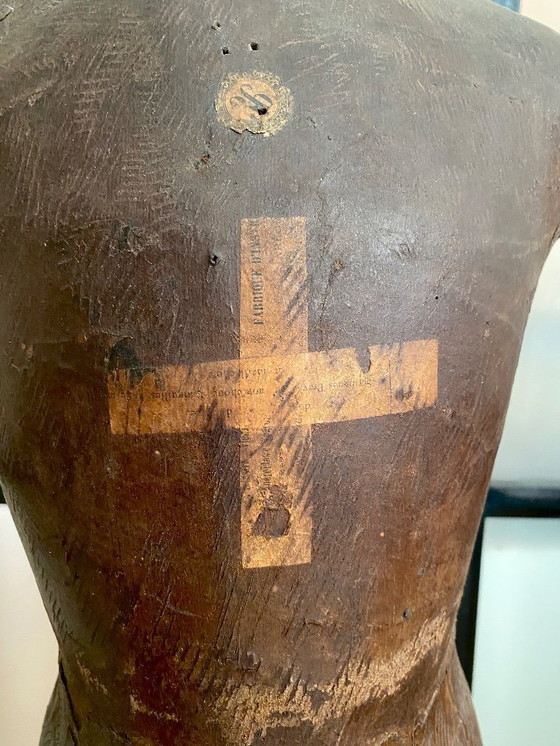 Image 1 of Mannequin d'enfant ancien français, époque Napoléon III, en carton bouilli et bois, XIXe siècle