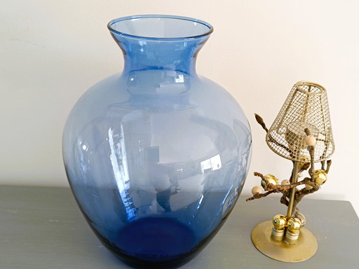 Große Vase aus blauem Glas