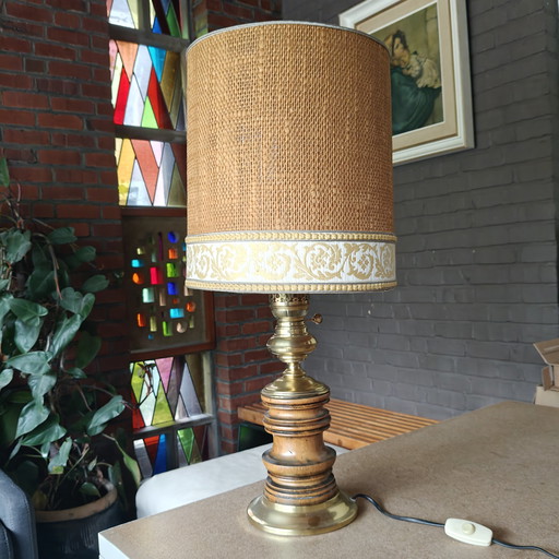 Auffällige Tischleuchte aus Messing und Holz mit Bastschirm – Hollywood Regency Stil, ca. 1970