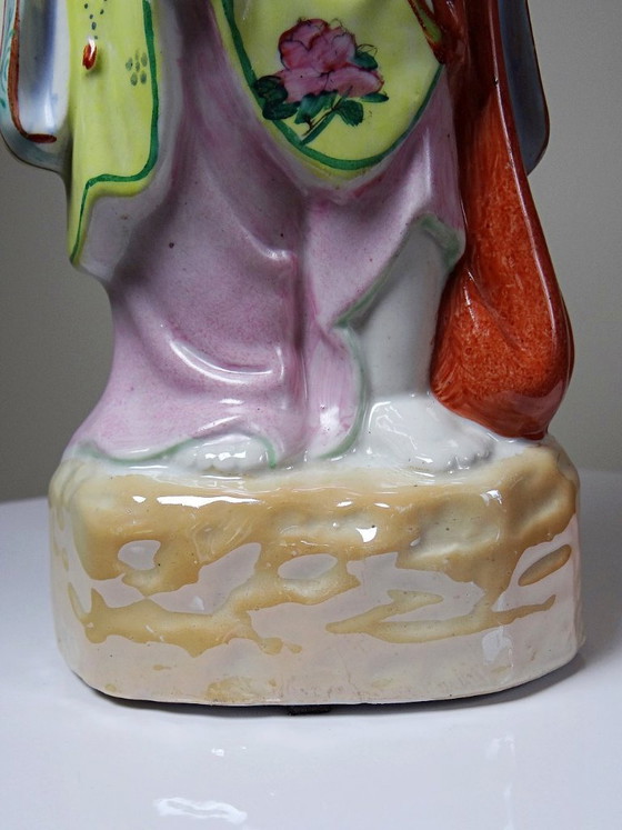 Image 1 of Estatuilla de Buda sonriente de pie, realizada en porcelana china de la familia rosa, 1960-70.