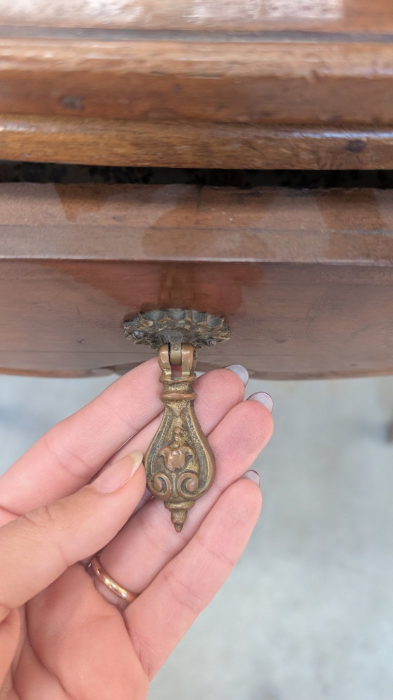 Image 1 of Tavolino a libro da gioco in noce con gambe sagomate e cassetto XVIII secole 