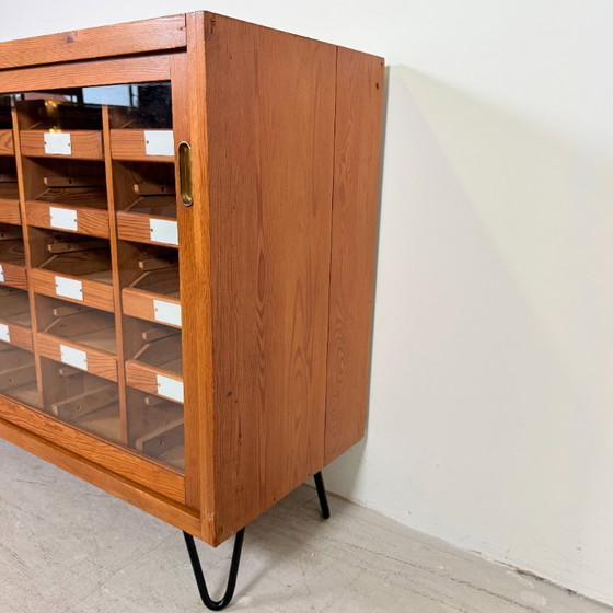 Armadio di Smistamento Tedesco Vintage / Credenza con 24 Cassetti – Pino Massiccio – Credenze, Legno, Ferro (photo 8 of 13)