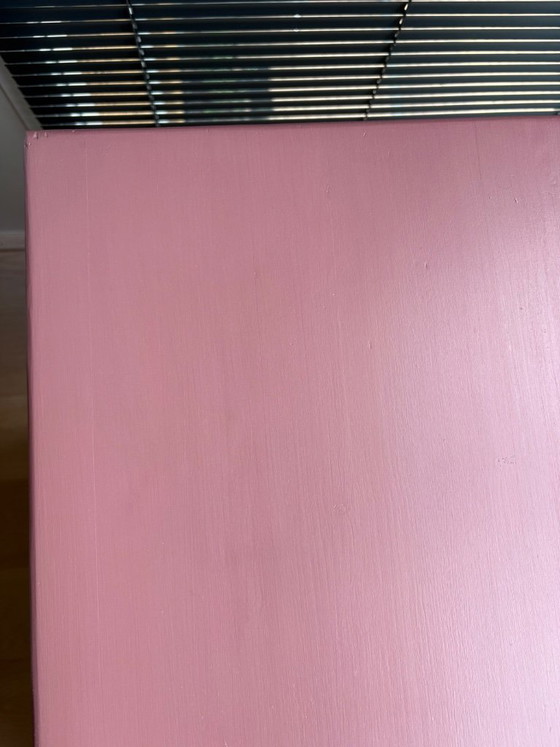 Image 1 of Cassettiera vintage rosa/viola con pomelli in ottone