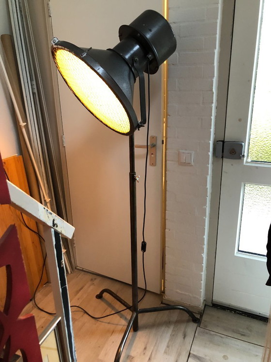 Image 1 of Hoge theater lamp spot industriele lamp op gietijzeren staander - uitschuifbaar - 220cm