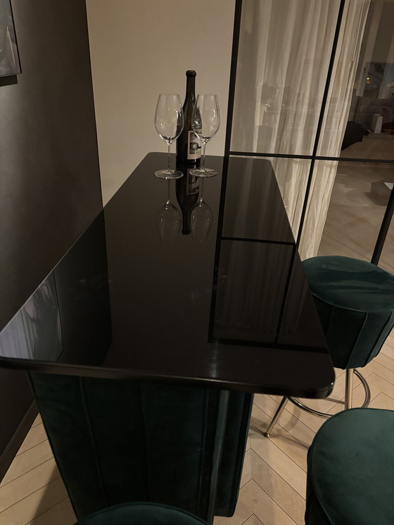 Image 1 of Comptoir de bar en velours émeraude style années 1970 + 4 tabourets de bar