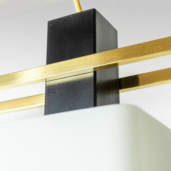 Image 1 of Pendente a soffitto Stilnovo italiano del 1960 con paralumi in vetro opalino e dettagli in ottone