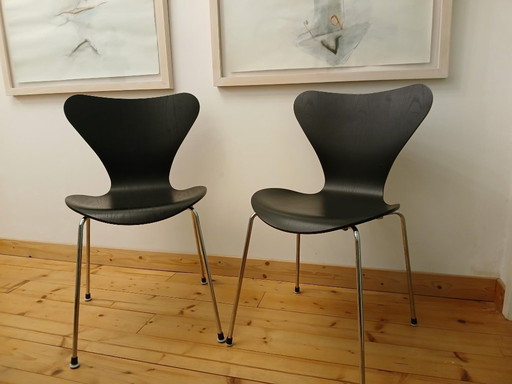 Due originali sedie a forma di farfalla, disegnate da Arne Jacobsen per Fritz Hansen.