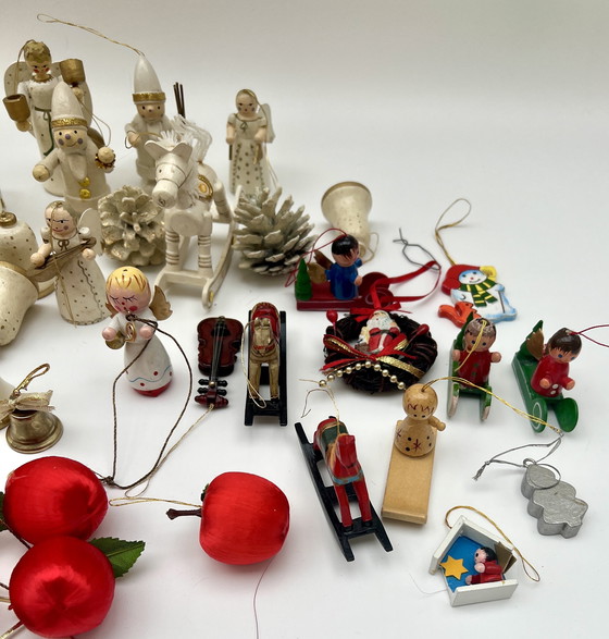 Image 1 of Ampia collezione di vecchi addobbi natalizi: legno, pigne, figure, mele