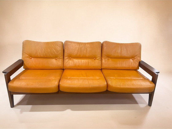 Image 1 of Dänisches Mid-Century-Rahmensofa, 1970er Jahre, Massivholzrahmen mit cognacfarbenen Lederkissen, im Stil von Svend Åge Eriksen.
