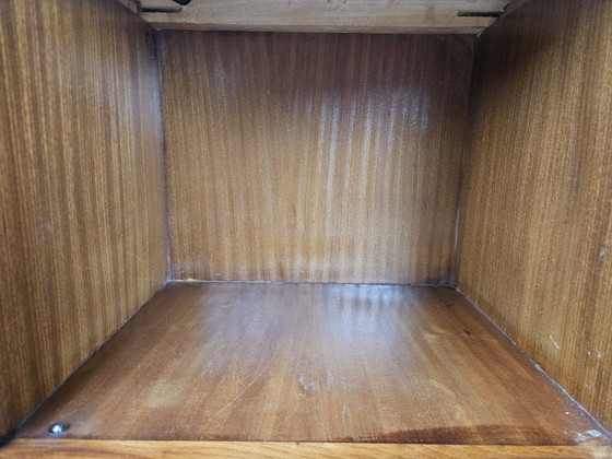 Image 1 of Mesitas de noche Chippendale con puertas curvas y patas talladas