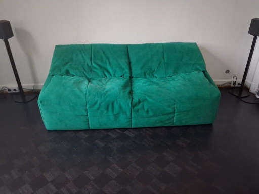 Divano e pouf in tessuto Plumy in perfette condizioni.