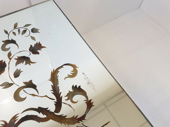 Image 1 of Vintage salontafel uit de jaren 40, groen smeedijzer met spiegelblad en vogeldecoratie.