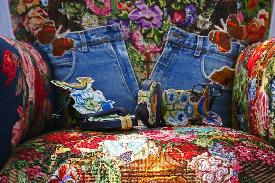 Image 1 of Zipperless number armchair