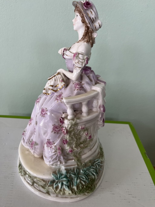 Statuetta "Ricamo" di Compton & Woodhouse, The Graceful Arts