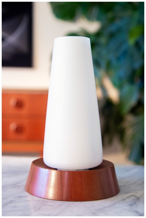 Scandinavische lamp van teakhout en opaline 1960