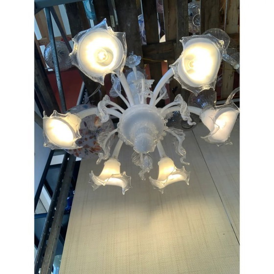 Image 1 of Lampadario in vetro veneziano in stile Murano trasparente e bianco latte con dettagli floreali e fogliacei
