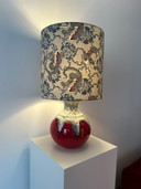 Impresionante lámpara de mesa con pantalla de dragón, reciclada a partir de un jarrón Fat Lava de Bay