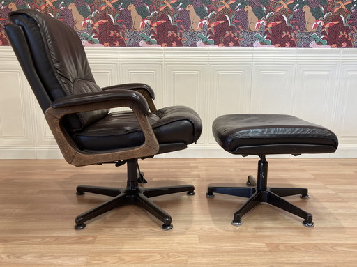 Fauteuil en leren voetenbank 1960.