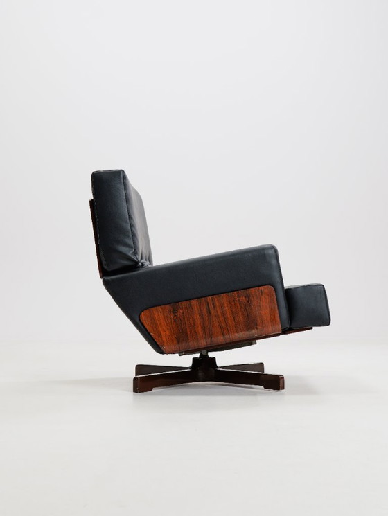 Image 1 of Sillón giratorio de palisandro modelo 401 de Menilio Taro para Cinova, década de 1960