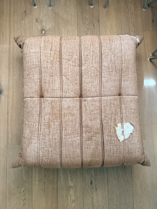 Ligne Roset Togo Pouf - Beschädigter Stoff – hockers en poefs, Textile