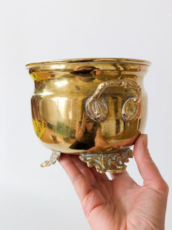 Fioriera vintage in ottone con piedini e manici decorati. – Vasi per piante, Brass (photo 3 of 15)