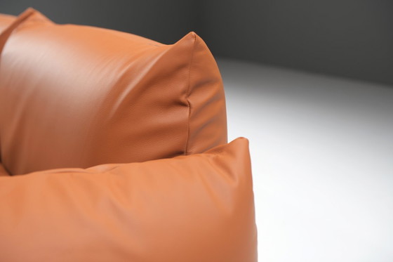 Image 1 of Splendido divano Marenco XL in pelle color cognac disegnato da Mario Marenco per Arflex Italia.