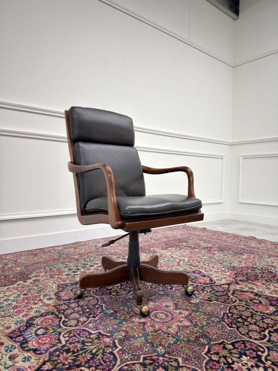 Set Klassische englische Chesterfield Bürostühle – Leather, Wood (photo 10 of 11)