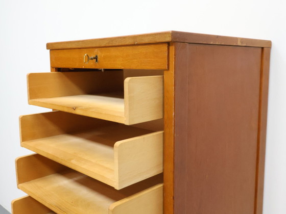 Image 1 of Archivador antiguo con puerta de persiana de roble