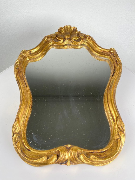 Image 1 of Kleine vintage Rococo / Regency stijl vergulde spiegel - sierlijke gouden barokke accentspiegel - kleine wand- en kaptafelspiege
