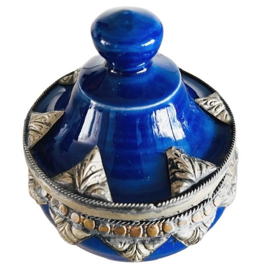 Image 1 of Pot marocain en céramique avec couvercle, boîte à bijoux en argent à filigrane bleu.
