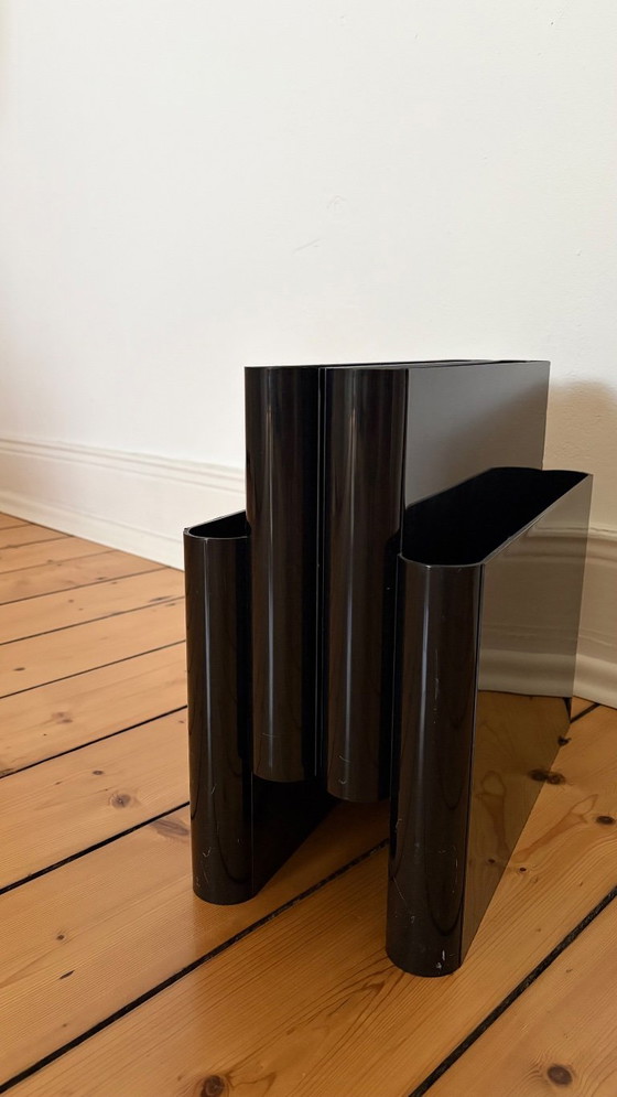 Tijdschriftenrek van Giotto Stoppino voor Kartell, jaren 70, in zwart. – Plastic (photo 5 of 8)