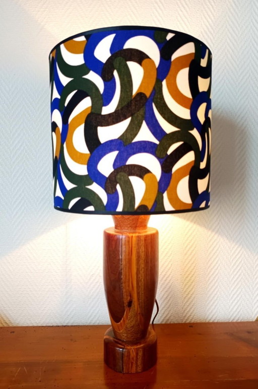 Brutalistische houten lamp met op maat gemaakte kap