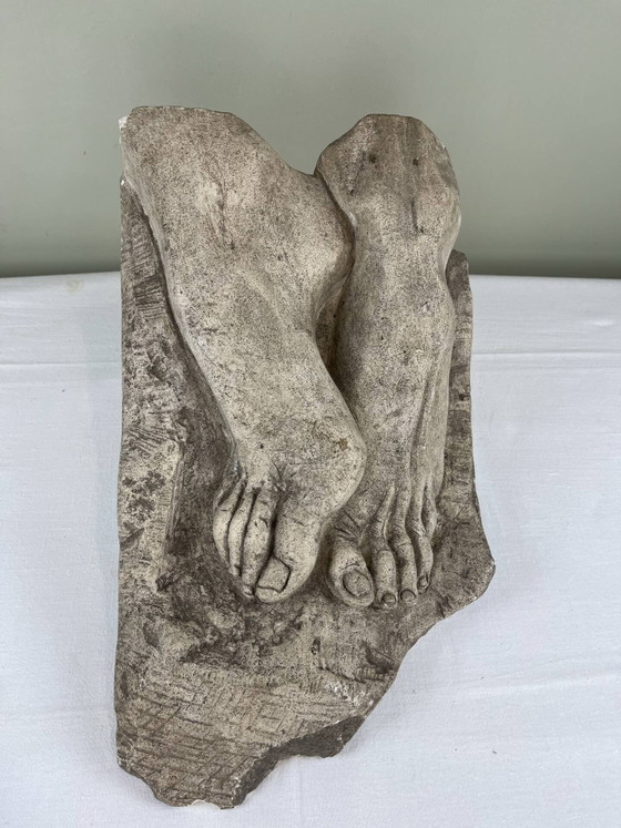 Stenen sculptuur, twee voeten op een blok, gesigneerd D. Paillot. – Beeldhouwkunst, Stone, Brutalist (photo 3 of 14)