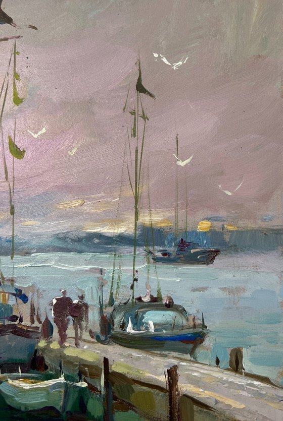 Image 1 of Peinture à l'huile originale représentant un paysage côtier au crépuscule, où les bateaux dorment au quai.