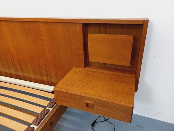 Image 1 of Lit double vintage style scandinave en teck des années 60 avec chevets lumineux intégrés et sommier
