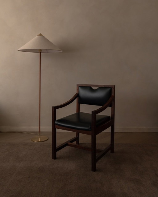 Vintage Houten Armstoel Met Zwart Kunstleer, Scandinavische Stijl