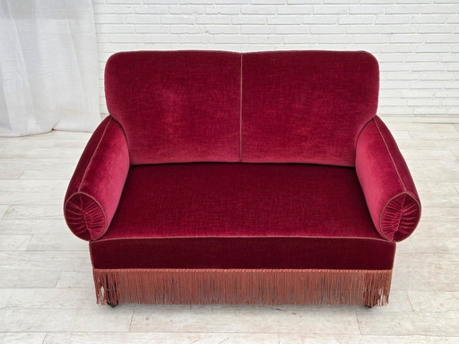 Sofá danés de dos plazas con brazos y respaldo abatibles, de la década de 1950, tapizado en terciopelo rojo cereza.