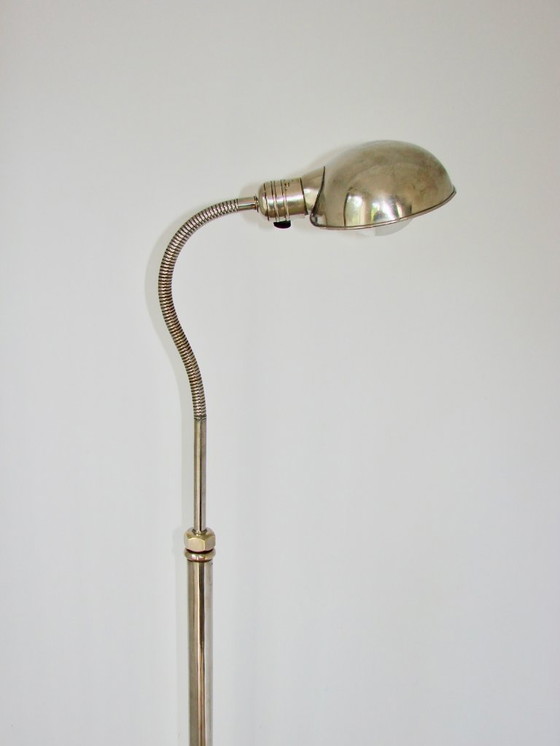 Image 1 of Una elegante lámpara de pie de la época Art Déco, fabricada en la década de 1930.