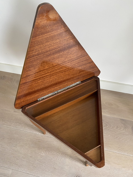 Image 1 of Table d'appoint vintage en forme de boîte à musique de style rococo italien