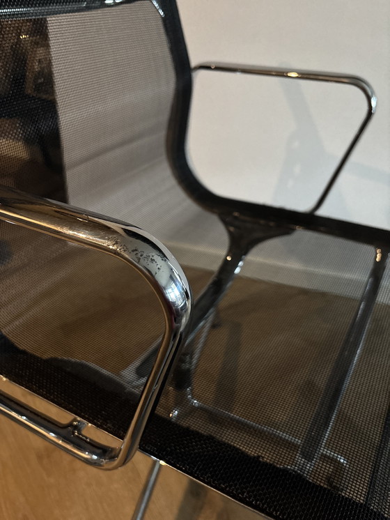 Image 1 of EAMES EA108 STOEL ZWART NETWEAVE ALUMINIUM FRAME VITRA