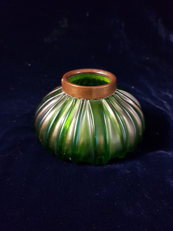 Image 1 of Un jarrón Loetz para popurrí con monturas de cobre