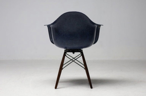 Sillón Eames de Herman Miller – Azul índigo y nogal – Sillas de comedor, Wood (photo 6 of 10)