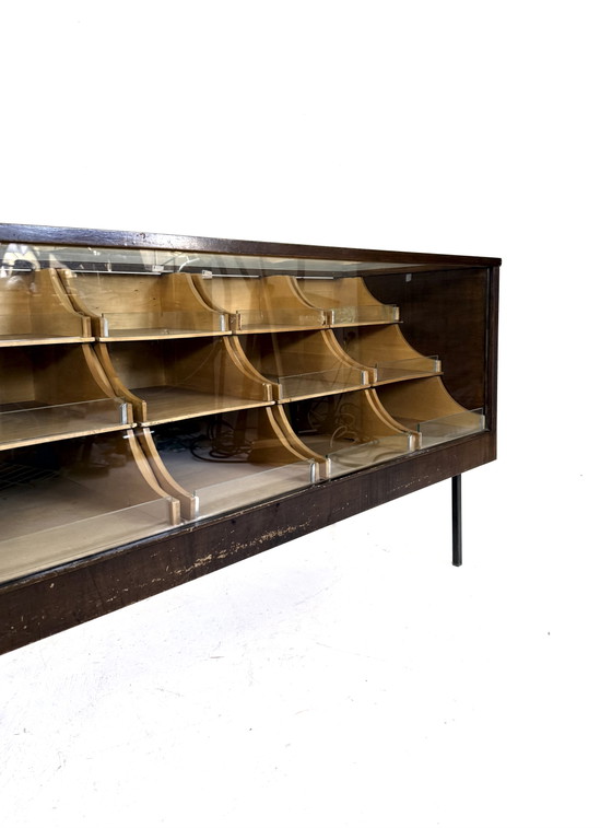 Image 1 of Vintage eikenhouten winkelvitrine/toonbank, Duitsland ‘50