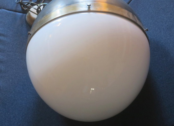 Image 1 of Grande lampada a sospensione Hicks in bronzo e vetro lattimo di Thomas O'Brien, USA