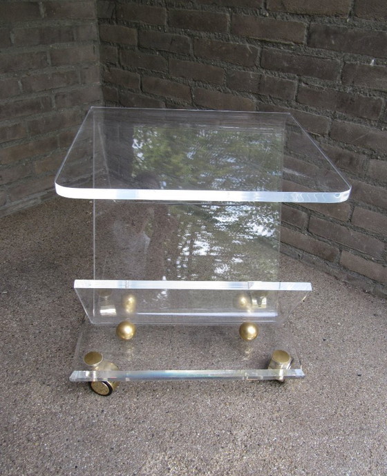 Image 1 of Charles Hollis Jones Beistelltisch aus Acrylglas mit Zeitschriftenhalter, Italien, 1970er Jahre.