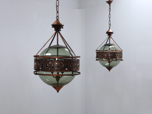 Paire de lampes pendantes en cuivre brutaliste et verre soufflé avec bouteille verte des années 1970
