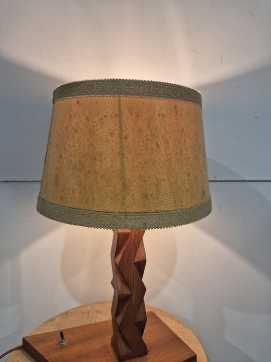 Französische Art-déco-Tischlampe aus Holz mit geometrischem Muster, Tischlampen, Braun (Foto 4 von 7)